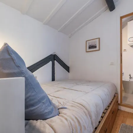 Guesthost - Charming Loft Navona Roma